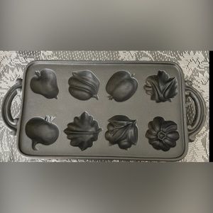 John Wright cast iron molding Vegetables/fruits Bakeware pan. Eight cavities.